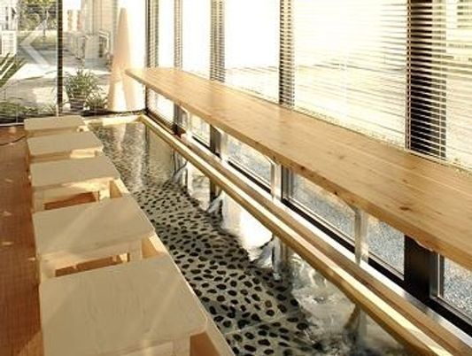 日差しが差し込む食堂
