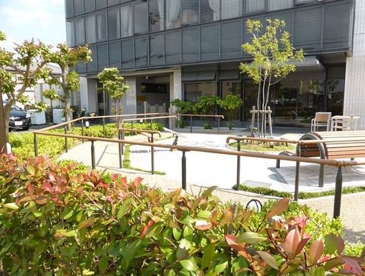 緑豊かな施設の中庭