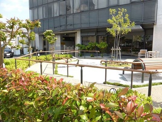 緑豊かな施設の中庭