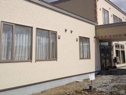 明るい建物のエントランス