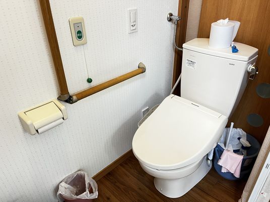 手すり付きのトイレ