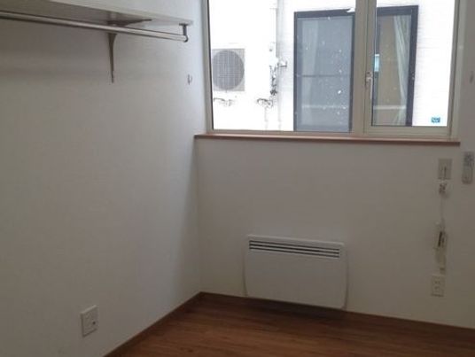 白い壁のシンプルな居室