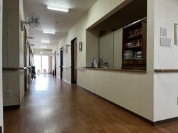 自然光が差し込む廊下