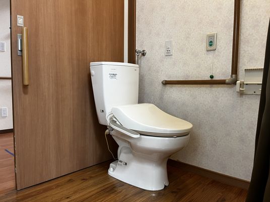 手すりと便器のある場所