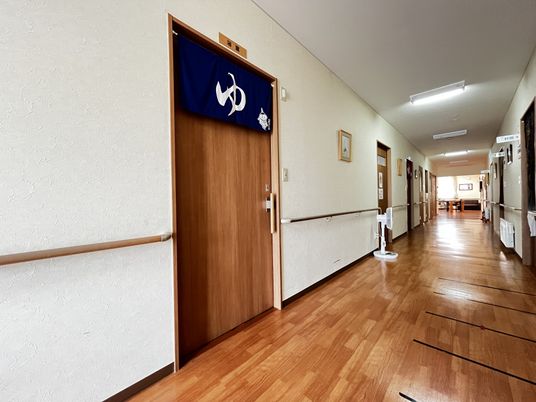落ち着いた色調の廊下