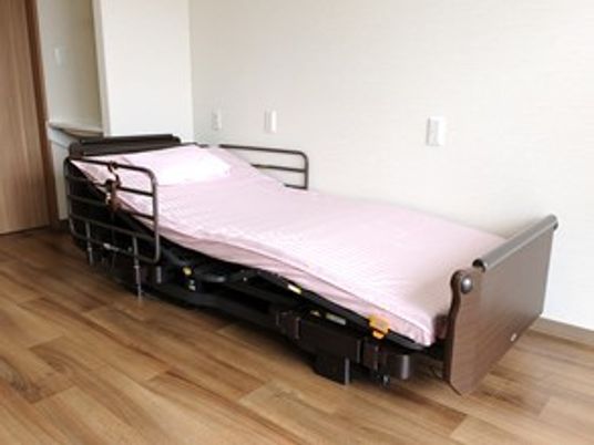明るい居室の介護用ベッド