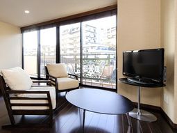 明るい居室の様子