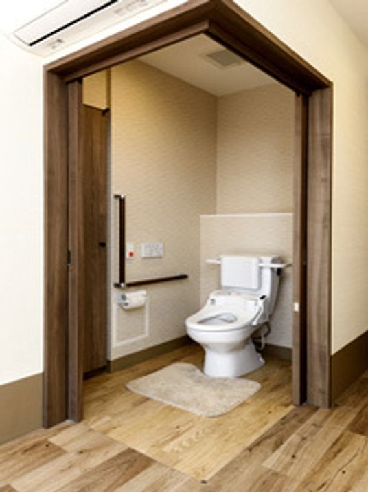 バリアフリーデザインのトイレ