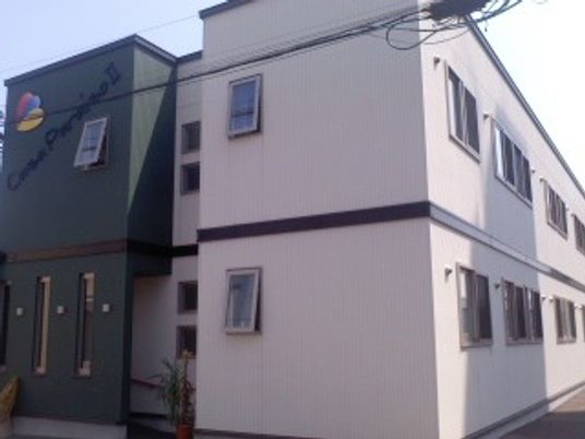 明るい日差しの外観