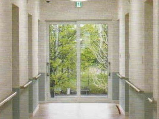 緑が見える明るい廊下