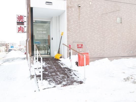 雪かきされた施設エントランス