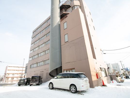 雪の日の建物外観