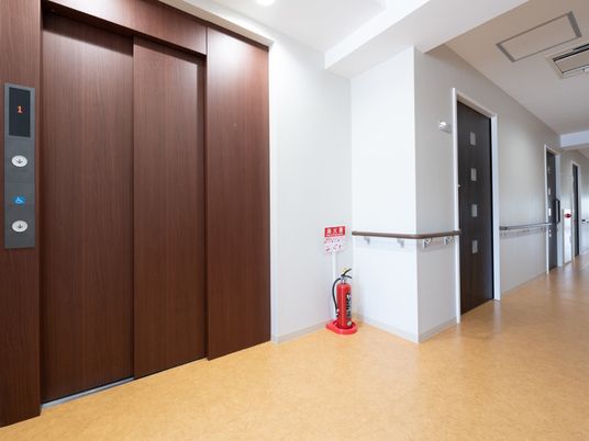きれいな廊下とエレベーター