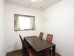 シンプルな居室のテーブルセット