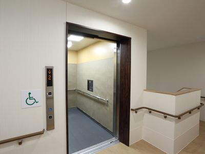 バリアフリー設計のエレベーター