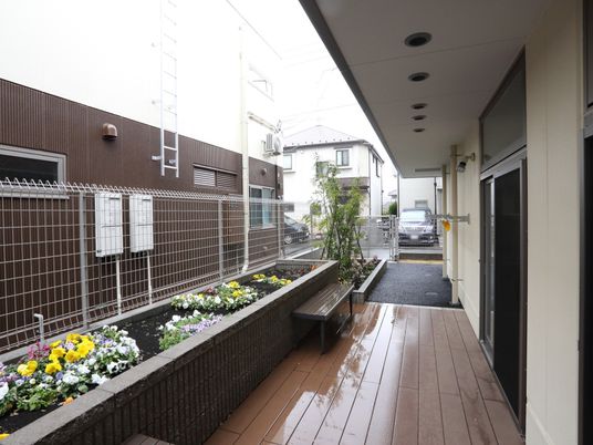 中庭の花壇とベンチ