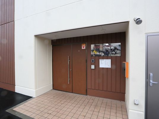茶色の扉がある入口