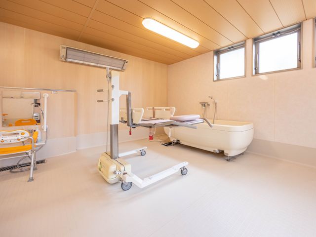 機械浴室 浴室   自然光が入る明るい浴室です。機械浴槽が備わっており、入浴介助に配慮した設備が整っています。