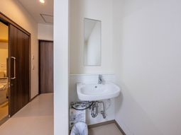手洗い器のあるトイレ前  