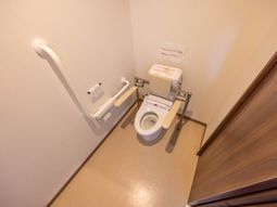 手すり付きのトイレ  