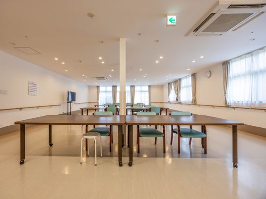 明るい食堂の空間  