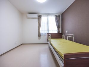 ベッドのある居室  