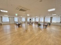 明るい食堂の室内  