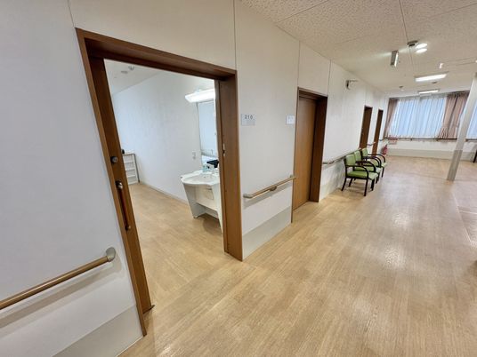 明るい廊下の個室前  