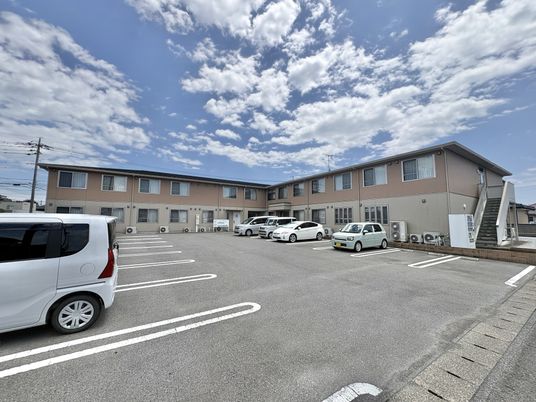 駐車場のある外観  