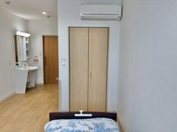 明るい居室の洗面台  