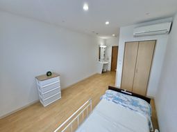 明るい居室のベッド  