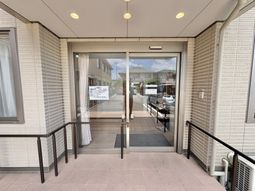 手すり付きの玄関  