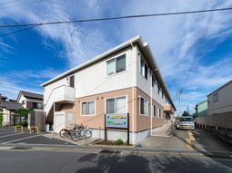 明るい外観の建物  