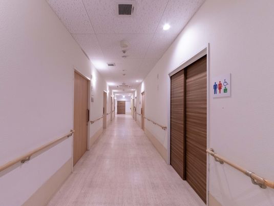 手すり付き廊下  