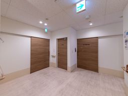 明るい廊下の出入口  