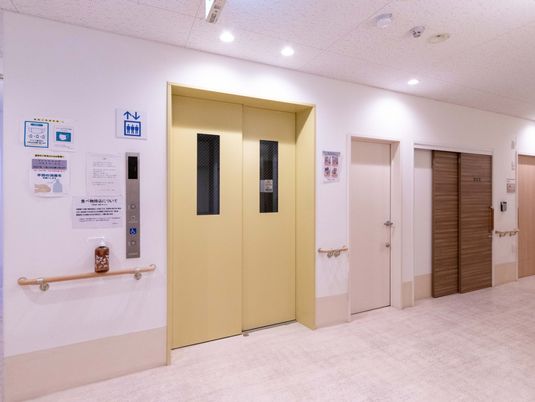 明るい廊下とエレベーター  