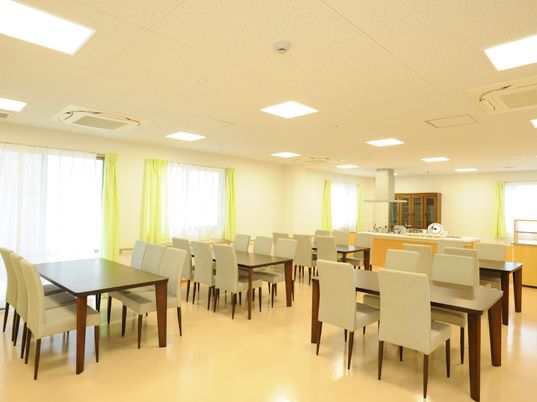 明るい食堂の全景