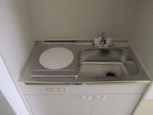 コンパクトな洗面台と洗濯機