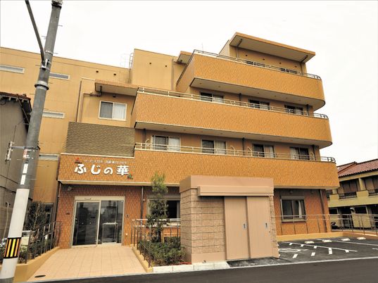 多階層の建物の外観