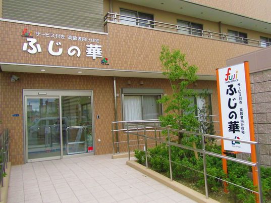 エントランスの明るい建物