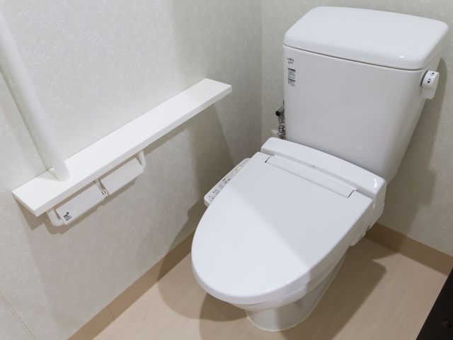 バリアフリートイレ設備 トイレ 手すり付きの洋式トイレで、安全かつ快適な使用をサポートしています。すべての方が使いやすい配慮がされております。