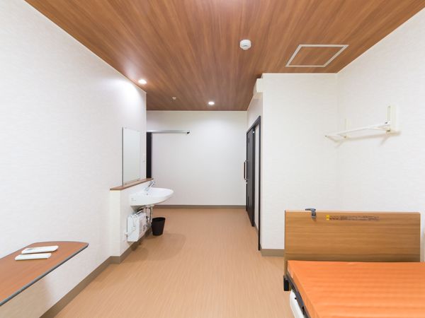 居室の洗面所とベッド