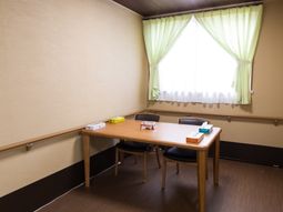 シンプルな居室のテーブルセット