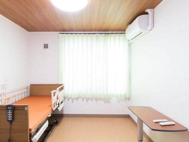 居室内の明るい雰囲気 居室 快適な居室です、天井の高さと窓からの自然光がゆとりある空間を演出しています。機能的なベッドや机も備え付けられ、快適な生活が送れます。