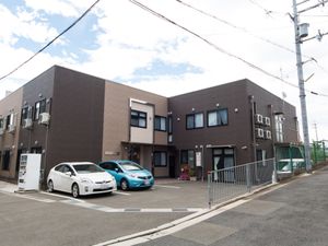 茶色の建物の外観