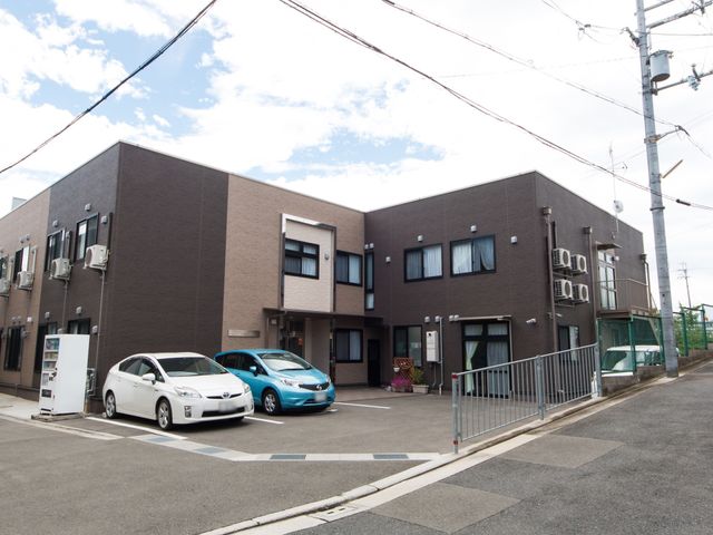 茶色の建物の外観 外観 清潔感溢れる外観の建物です。利便性を考えた駐車場も完備しており、日々の通勤にも便利です。
