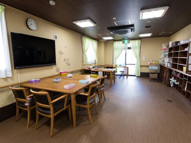 共有スペースの様子 食堂 ゆとりのある多目的室では、テレビや読書をお楽しみいただける落ち着いた雰囲気です。お仕事を通して、ゆったりした空間でのひとときをサポートすることができます。