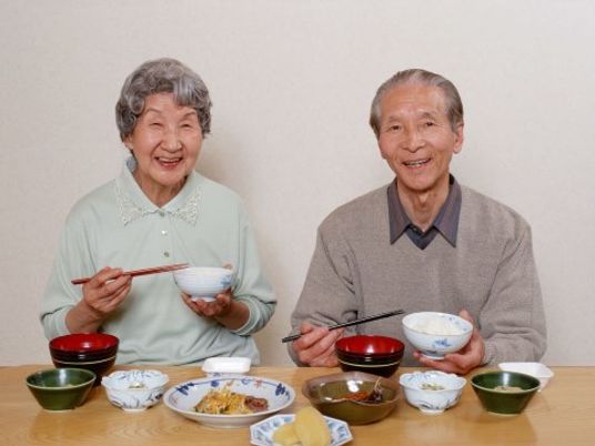 笑顔で食事する高齢者