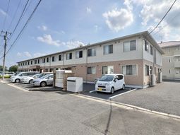 施設の外観と駐車場  