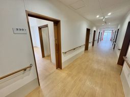 手すり付きの廊下  